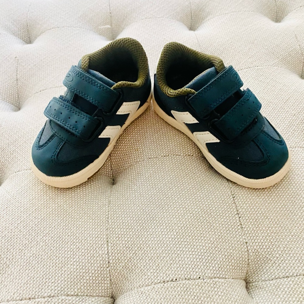 🎉HP🎉 NWOT Dr. Scholls Kids Kameron sneaker size 4 - Picture 1 of 3